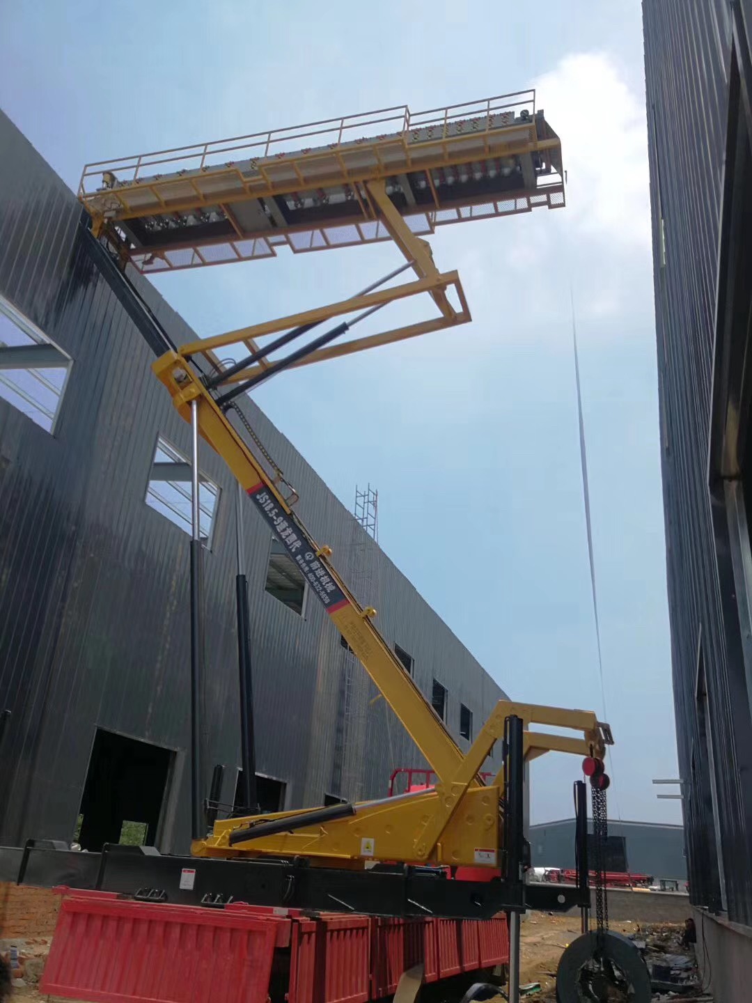 彩鋼板高空壓瓦機（運輸?shù)焦さ馗呖兆鳂I(yè)）